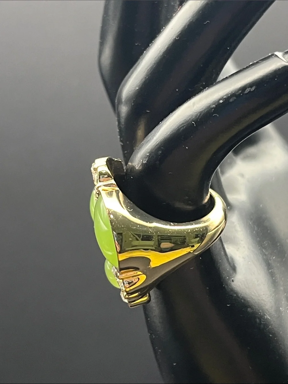 Vintage Avon gold tone, green fashion costume, jewelry, ring, size 5.75